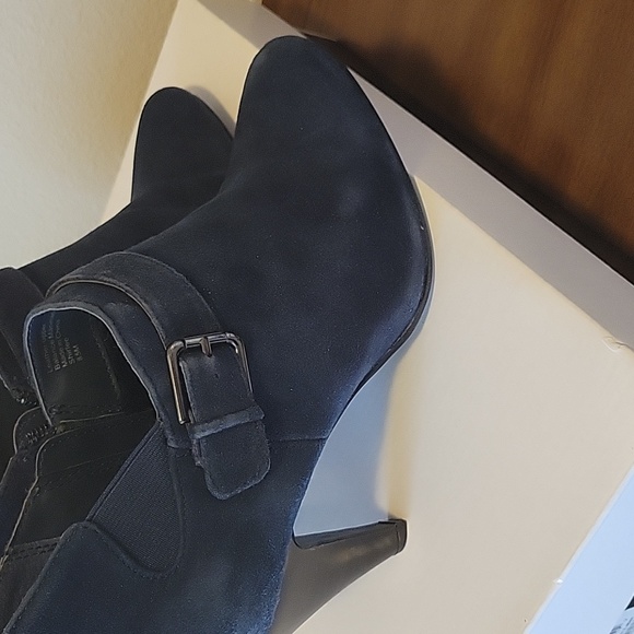 Alfani Ink Color Suede Ankle booties sz 8.5 with buckle and inside zippers - Picture 4 of 5